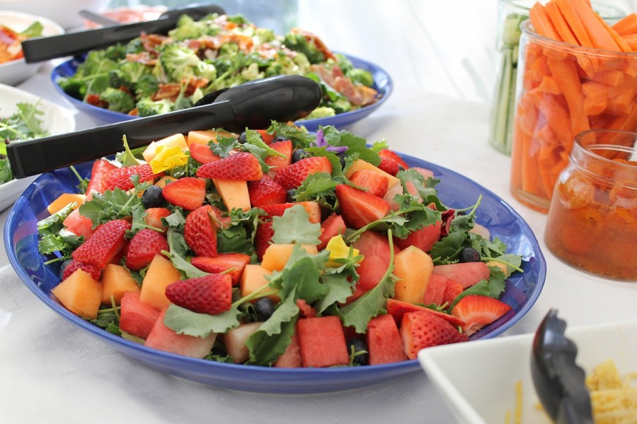 Comment présenter une salade de fruits de manière artistique et esthétique ?