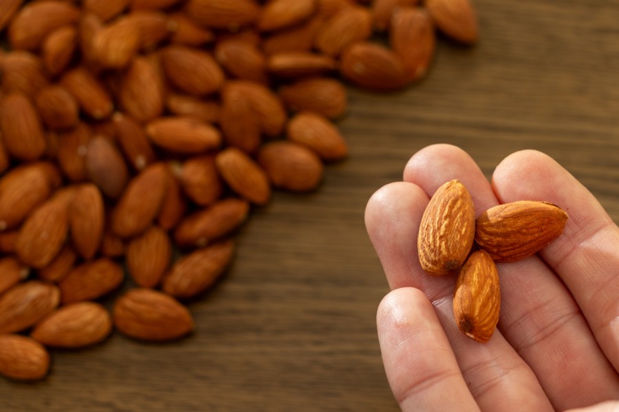 Pourquoi ne pas manger la peau des amandes ?